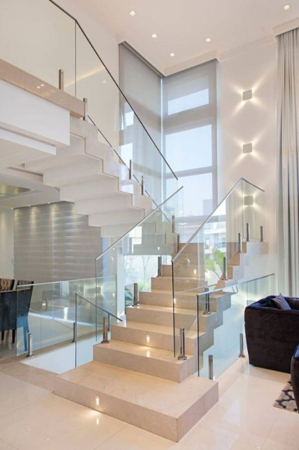 Tangga curam dengan tumpuan kaca tebal